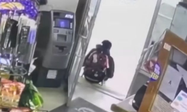 ΗΠΑ:-Δραματικό-βίντεο-από-δολοφονία-16χρονου-–-Πυροβολήθηκε-και-κατέρρευσε-στην-είσοδο-μίνι-μάρκετ