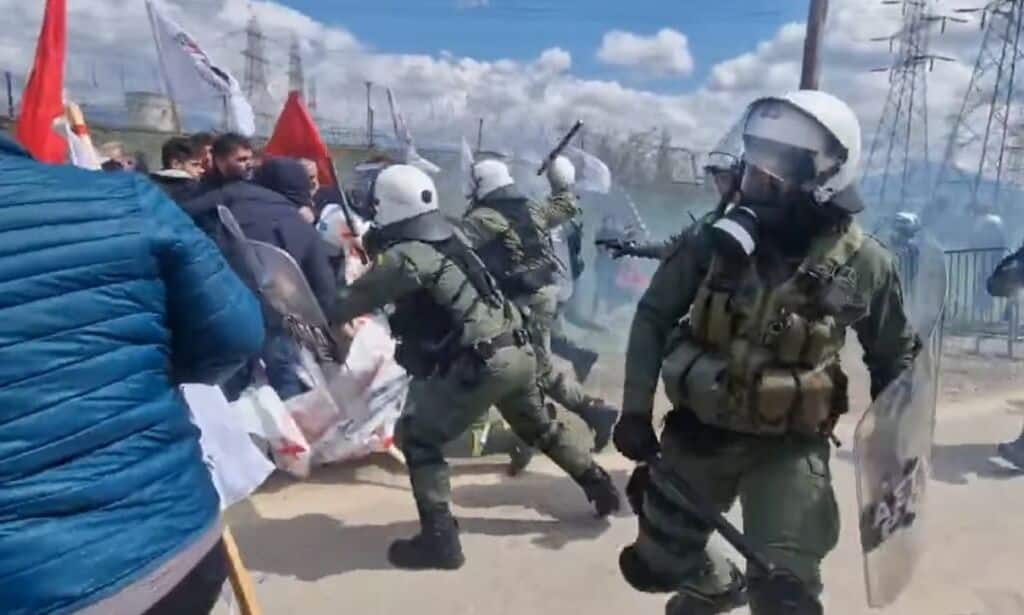 Κοζάνη:-Σοβαρά-επεισόδια-μεταξύ-διαδηλωτών-και-ΜΑΤ-κατά-την-επίσκεψη-Μητσοτάκη