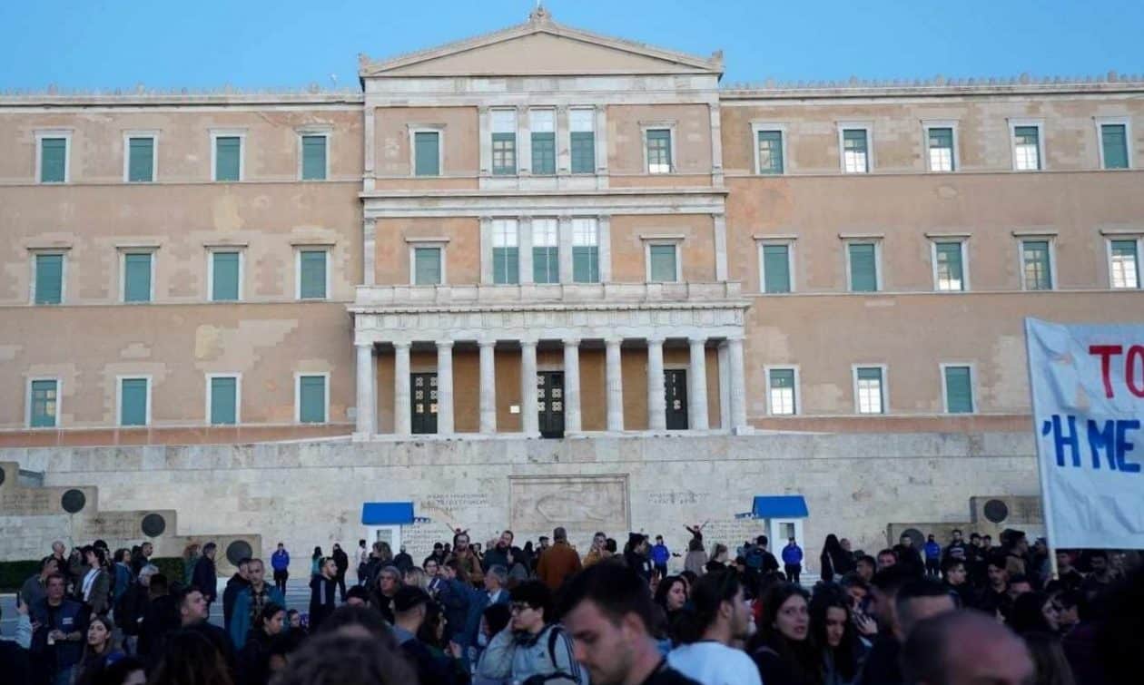 Δημοσκόπηση-gpo:-Δέκα-μονάδες-μπροστά-η-ΝΔ,-δεύτερο-κόμμα-η-Πλεύση-Ελευθερίας-με-φόντο-τα-Τέμπη