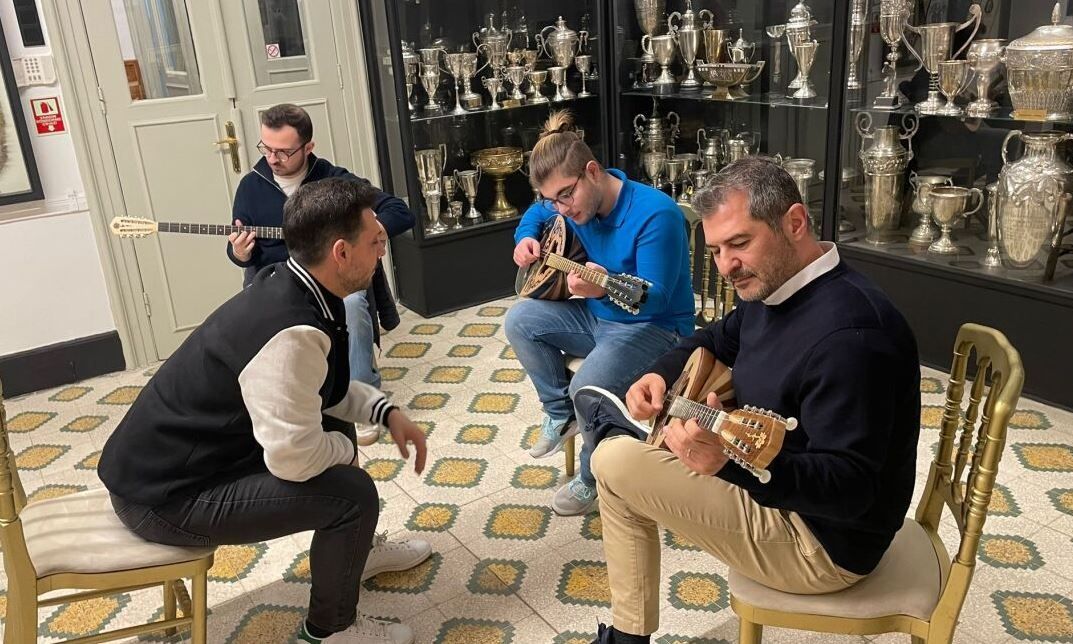 Ο-Έλληνας-που-διδάσκει-τους-Τούρκους-διπλοπενιές