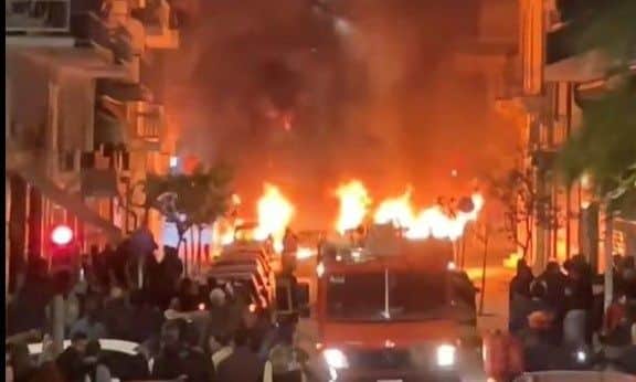 Εξάρχεια:-Επίθεση-με-μολότοφ-κοντά-στο-Αστυνομικό-Τμήμα-–-Κάηκαν-αυτοκίνητα-και-κάδοι-αποριμμάτων