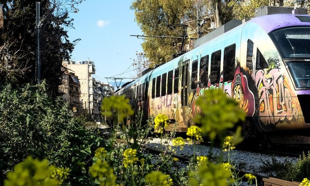 Χαλκίδα:-Ο-οδηγός-του-φορτηγού-παραβίασε-την-μπάρα-ενώ-έκλεινε-και-συγκρούστηκε-με-τον-Προαστιακό