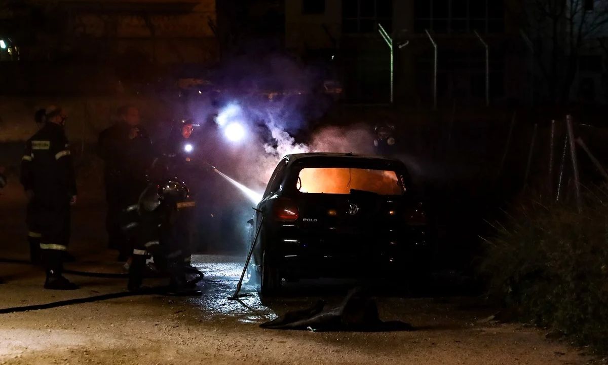 Θεσσαλονίκη:-Αυτοκίνητο-«παραδόθηκε»-στις-φλόγες-–-Στο-νοσοκομείο-ο-οδηγός