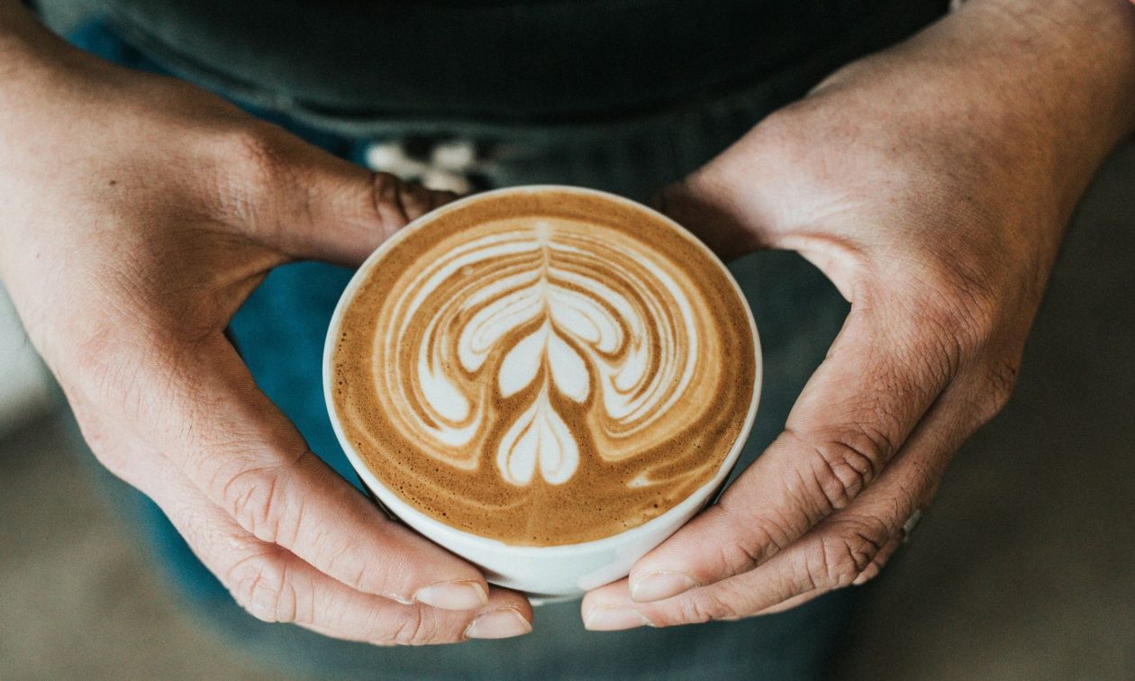 coffee-badging:-Τι-ακριβώς-είναι-και-πώς-επηρεάζει-τις-εργασιακές-σας-σχέσεις