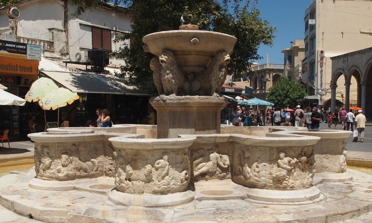 Ηράκλειο:-Πολωνή-σε-κατάσταση-αμόκ-προκάλεσε-φθορές-σε-σταθμευμένα-οχήματα