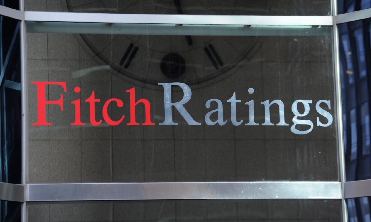fitch:-Αναβάθμισε-σε-σταθερές-τις-προοπτικές-της-ελληνικής-οικονομίας