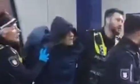 Αμβούργο:-Σε-αμόκ-η-γυναίκα-με-την-κουκούλα-–-Μαχαίρωσε-18-στον-κεντρικό-σταθμό