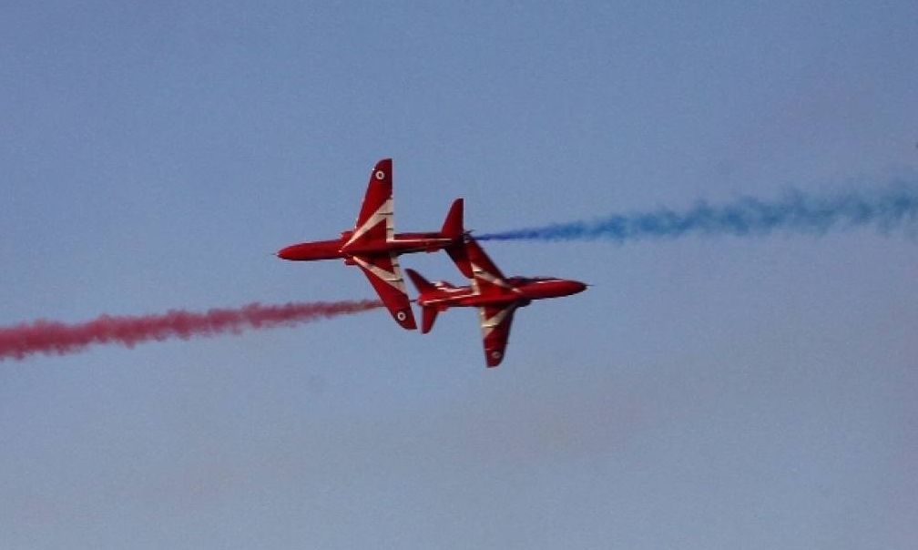 Τα-red-arrows-της-Βρετανικής-Αεροπορίας-«έσκισαν»-τον-Χανιώτικο-ουρανό-–-«Ωδή»-στη-Μάχη-της-Κρήτης