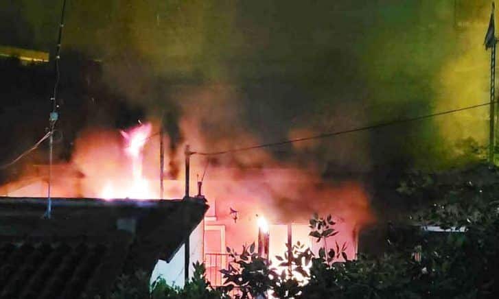 Λαμία:-Χαμός-τη-νύχτα-με-πυρκαγιά-σε-σπίτι-–-Ο-ιδιοκτήτης-απειλούσε-τους-πάντες-με-μαχαίρι