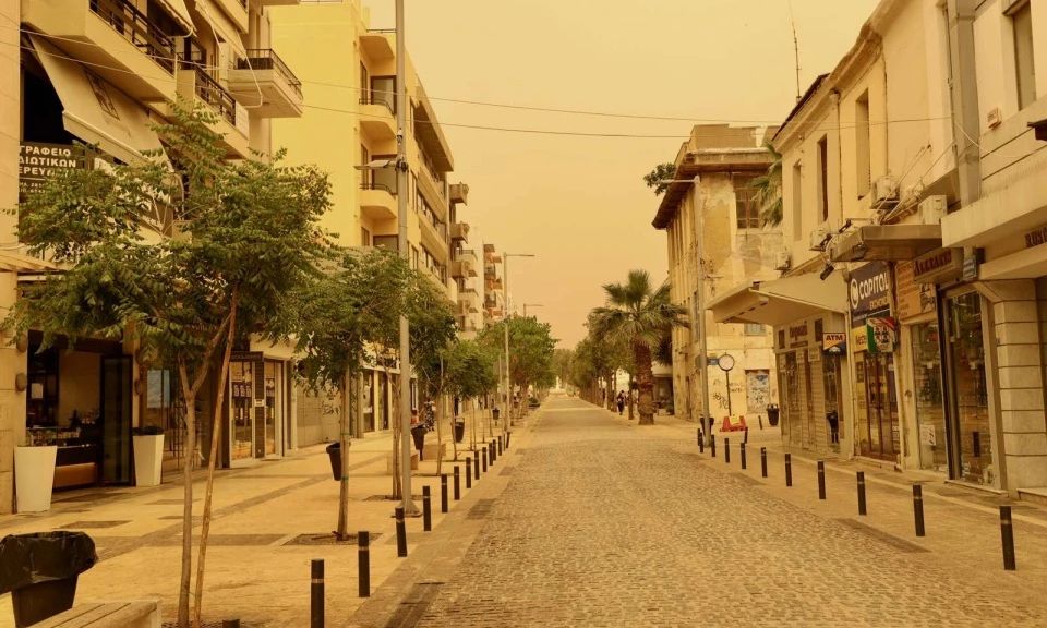 Αφρικανική-σκόνη-και-έλλειψη-νερού-«πνίγουν»-το-Ηράκλειο-–-Εκκλήσεις-για-υπευθυνότητα-από-τις-Αρχές