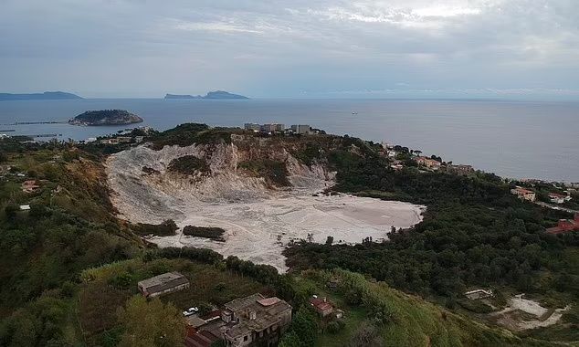 Παγκόσμιος-συναγερμός:-Ξύπνησε-ένα-από-τα-μεγαλύτερα-ηφαίστεια-–-«Θα-βυθίσει-τον-πλανήτη-στο-χάος»