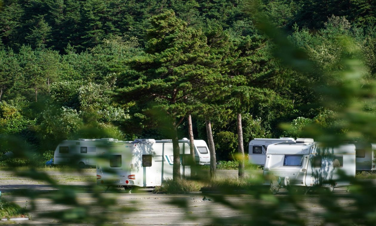 Λεπτοκαρυά:-Πρόστιμο-95.000-ευρώ-σε-Σέρβους-που-τοποθέτησαν-στα-οικόπεδά-τους-τροχόσπιτα