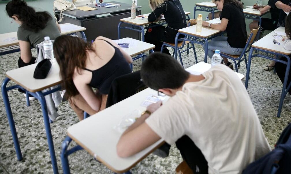 Πανελλήνιες-2025-–-Εύβοια:-Μαθητής-έσκυψε-και-φάνηκαν-τα-σκονάκια-του