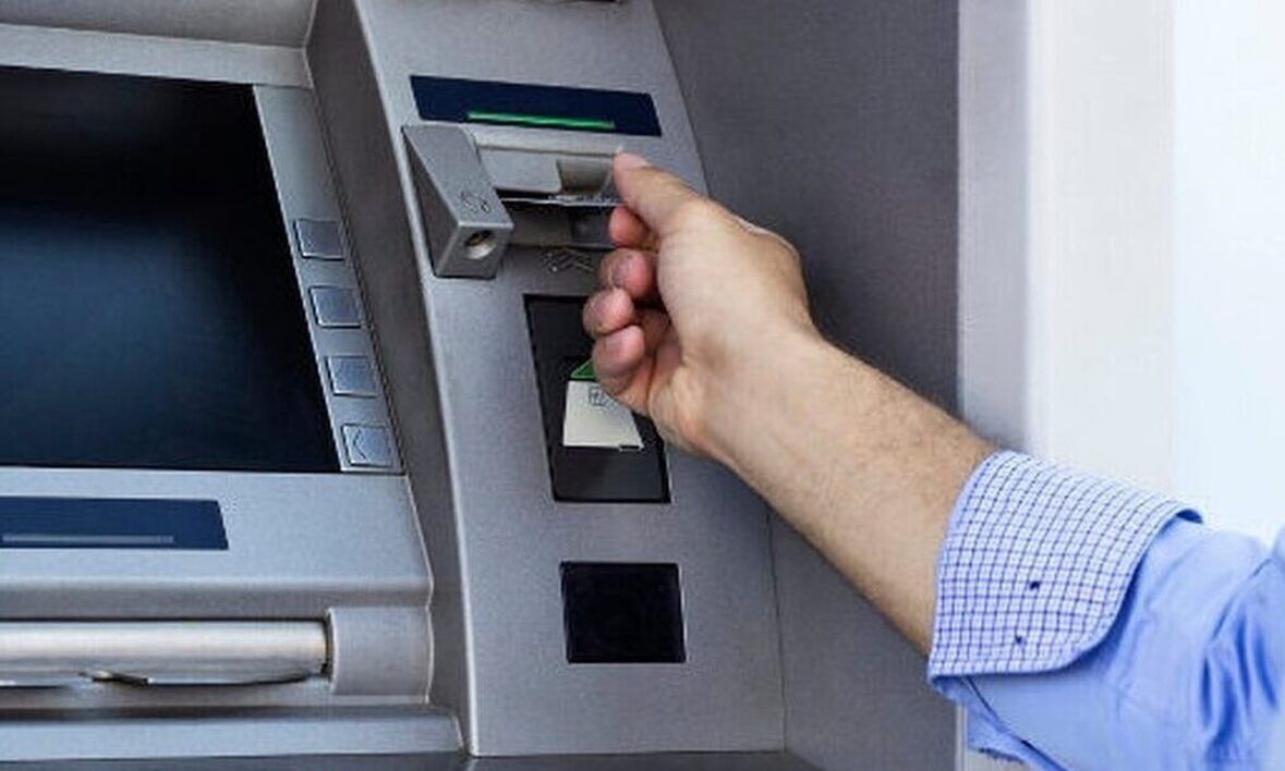 atm:-Μεγάλη-προσοχή-–-Τι-σημαίνει-αν-βρείτε-κάποιο-χαρτονόμισμα-κοντά-στο-μηχάνημα