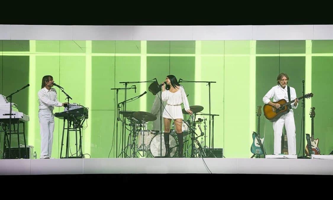 Η-charli-xcx-ανέβηκε-στη-σκηνή-με-τους-air-για-το-«cherry-blossom-girl»