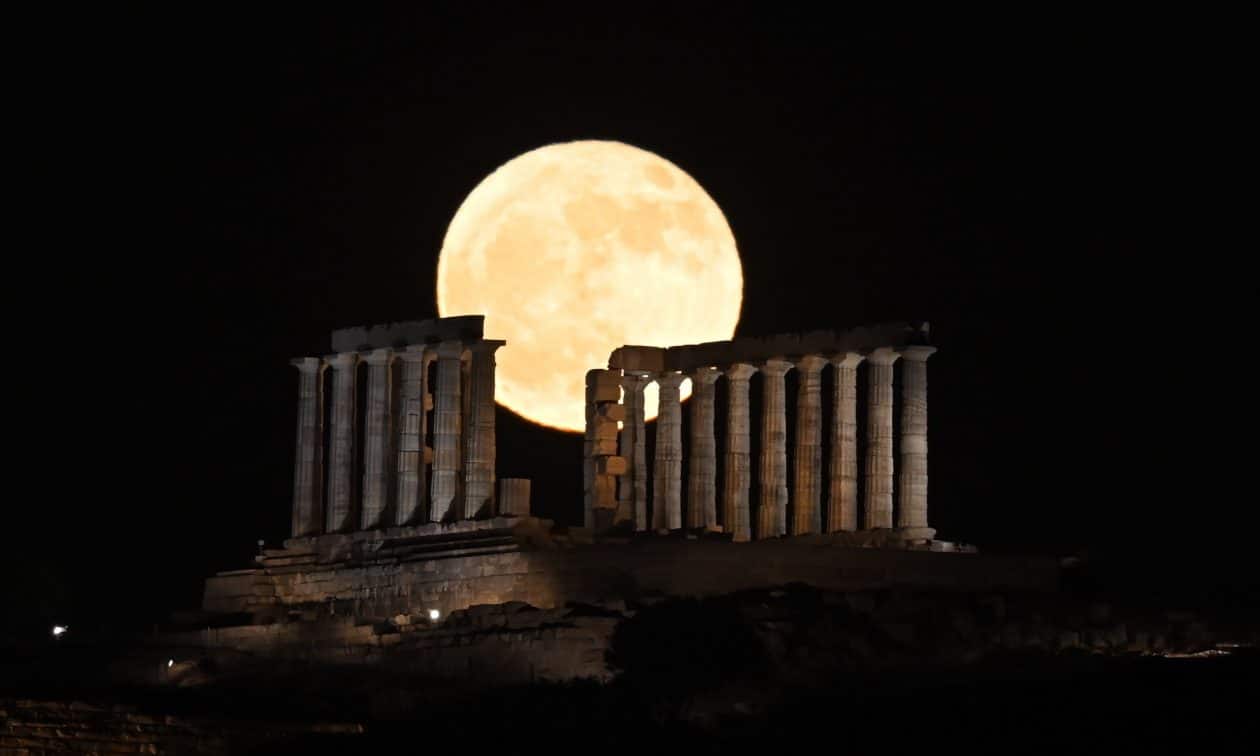 Σούνιο:-Εντυπωσιακές-εικόνες-από-το-«Φεγγάρι-της-Φράουλας»-–-Η-πρώτη-πανσέληνος-του-Ιουνίου