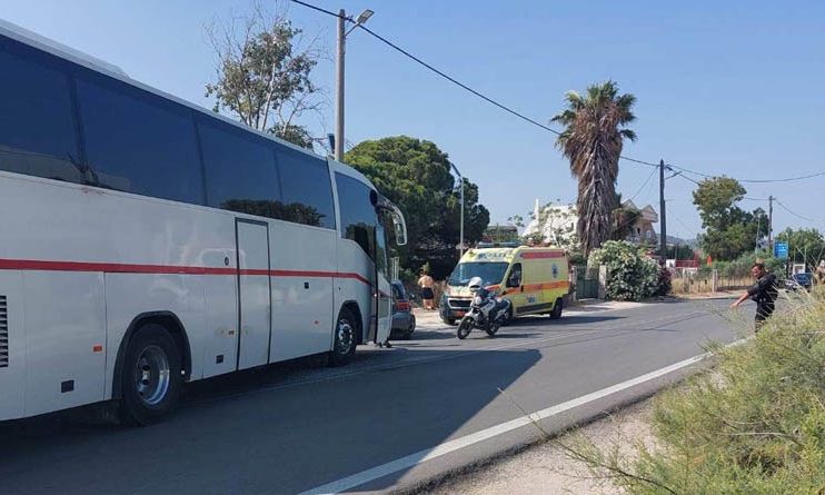 Τροχαίο-ατύχημα-στην-Αρτέμιδα:-Σχολικό-πούλμαν-συγκρούστηκε-με-αυτοκίνητο-–-Εικόνες