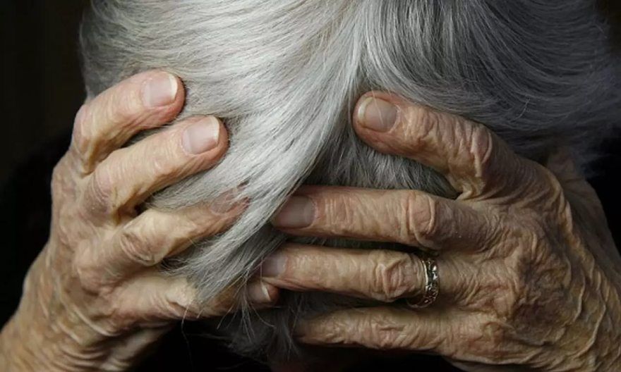 Ηράκλειο:-Συνελήφθη-57χρονη-που-κακοποιούσε-βάναυσα-ηλικιωμένη-που-φρόντιζε-Την-έπιασε-κρυφή-κάμερα