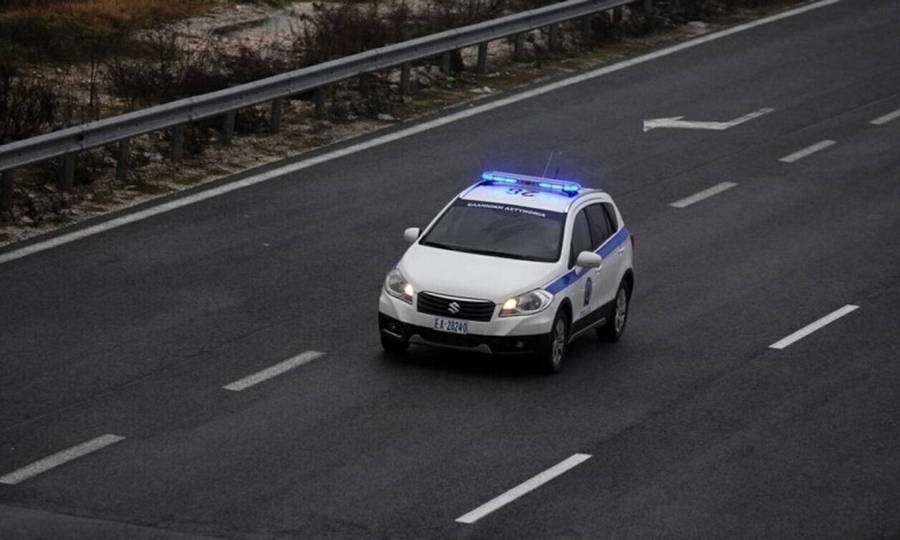 Καταδίωξη-στην-Ιόνια-Οδό:-Οδηγός-δεν-σταμάτησε-σε-σήμα-της-Αστυνομίας-και-πέταξε-ένα-κιλό-χασίς