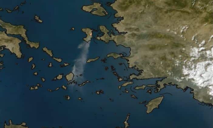 Η-φωτιά-στην-Χίο-όπως-φαίνεται-από-δορυφόρο-–-Έφτασαν-στις-Κυκλάδες-οι-καπνοί