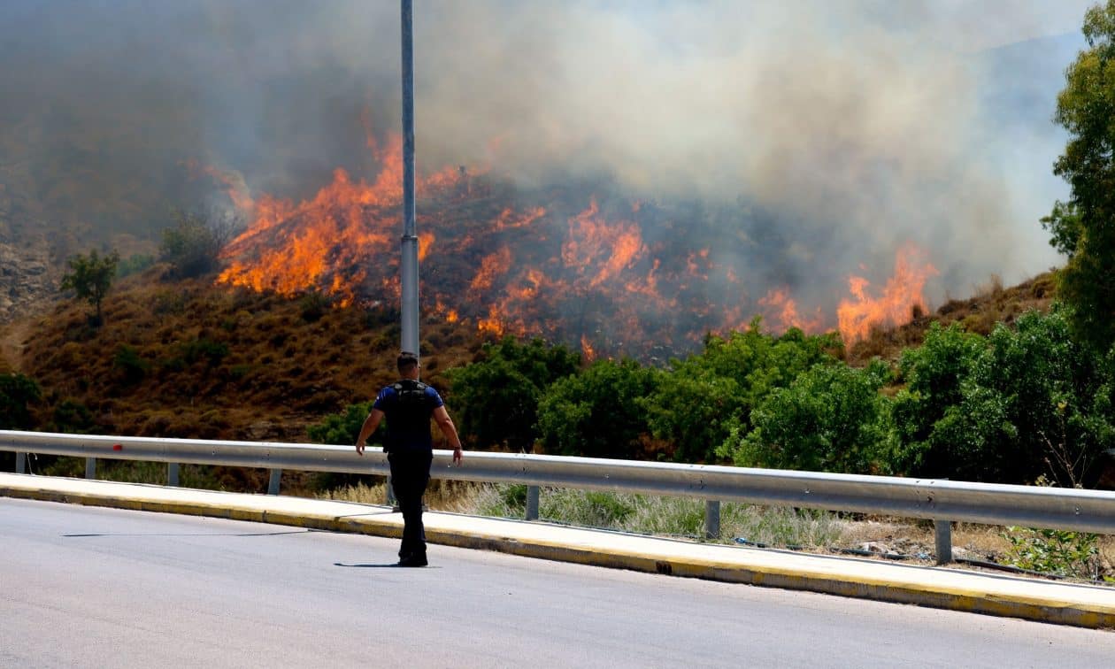 Χίος:-Ενισχύονται-οι-δυνάμεις-στις-πέντε-μεγάλες-δασικές-πυρκαγιές