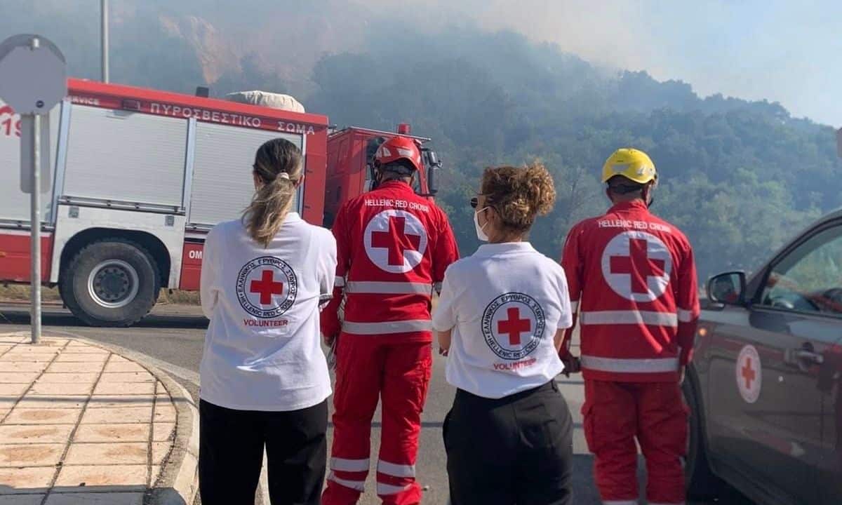 Φωτιά-στη-Χίο:-Ενίσχυση-από-Σαμαρείτες-–-Διασώστες-του-Ελληνικού-Ερυθρού-Σταυρού