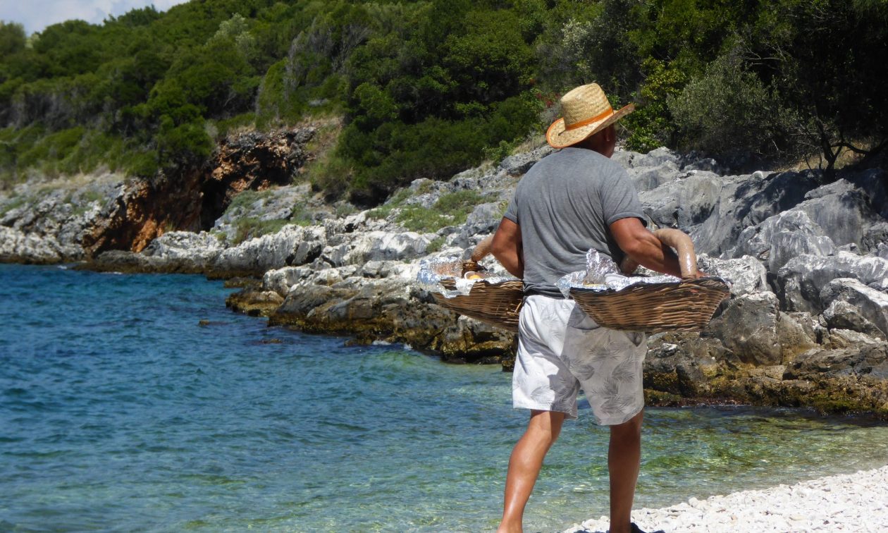Πώς-δρούσε-η-«μαφία-του-λουκουμά»-–-Με…κουμπούρια-ο-έλεγχος-στις-παραλίες