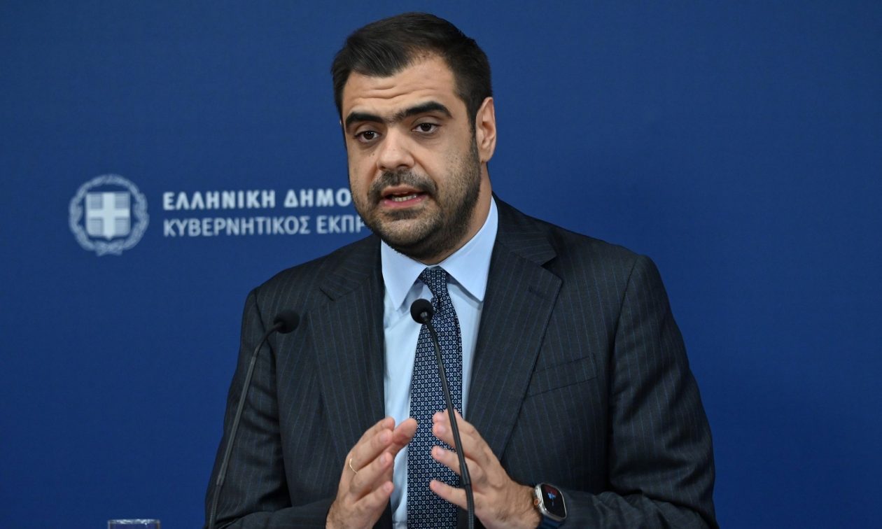 live-η-ενημέρωση-των-πολιτικών-συντακτών-από-τον-κυβερνητικό-εκπρόσωπο,-Παύλο-Μαρινάκη