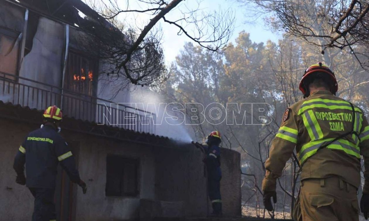 live-blog:-Φωτιά-στη-Ραφήνα:-Εκκενώσεις,-καμένα-σπίτια-και-διακοπές-κυκλοφορίας