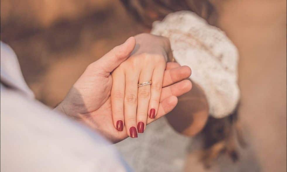 Λευκάδα:-24χρονη-κατέρρευσε-ενώ-της-γίνονταν-πρόταση-γάμου-–-Μάχη-για-να-κρατηθεί-στη-ζωή