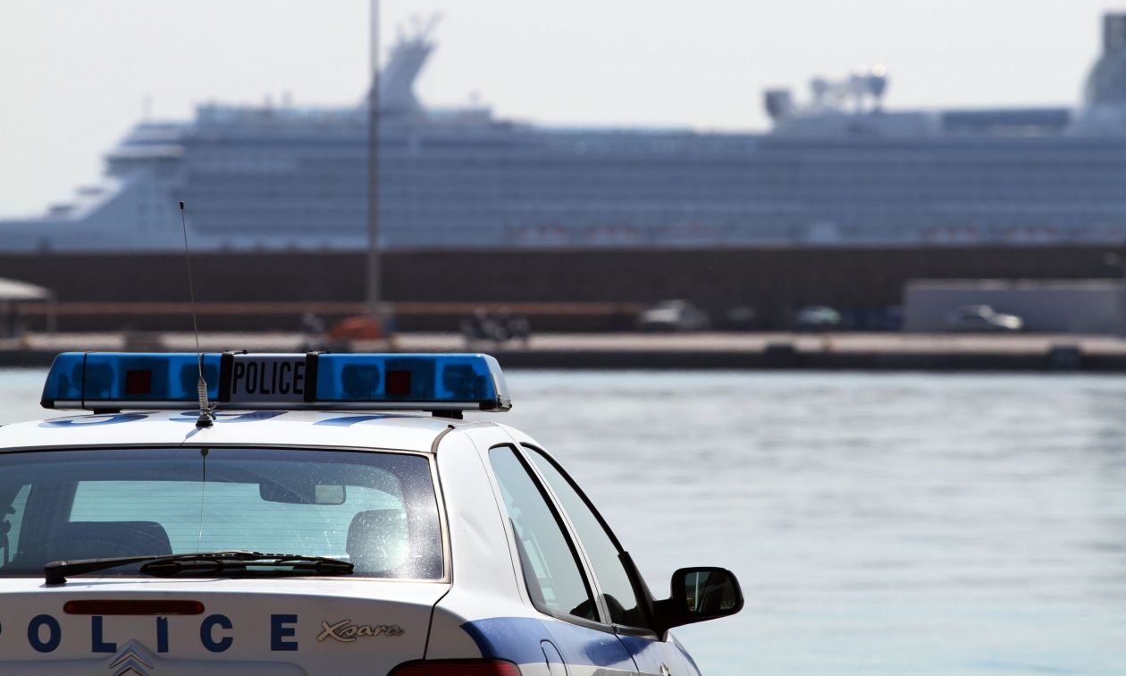 Πειραιάς:-Συνελήφθη-70χρονος-που-φωτογράφισε-δύο-ανήλικες-χωρία-άδεια