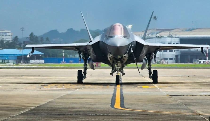 Φιάσκο-με-το-βρετανικό-f-35-στην-Ινδία:-Υπό-φρούρηση-και-«κρυμμένο»-σε-υπόστεγο