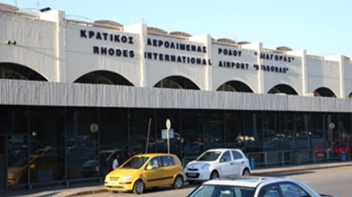 Πανικός-στο-αεροδρόμιο-Ρόδου:-Έσκασε-λάστιχο-κατά-την-προσγείωση