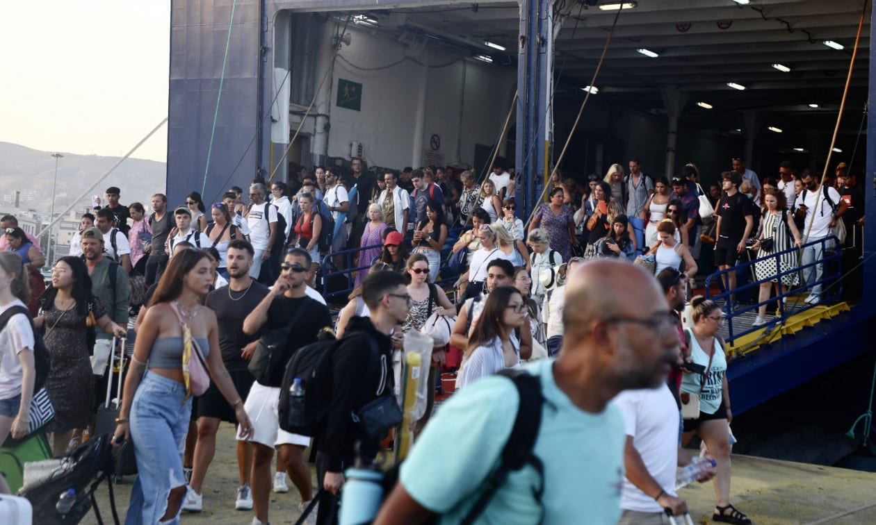 Κίνηση-τώρα:-Συνεχίζεται-η-μεγάλη-έξοδος-των-αδειούχων-–-στο-λιμάνι-του-Πειραιά