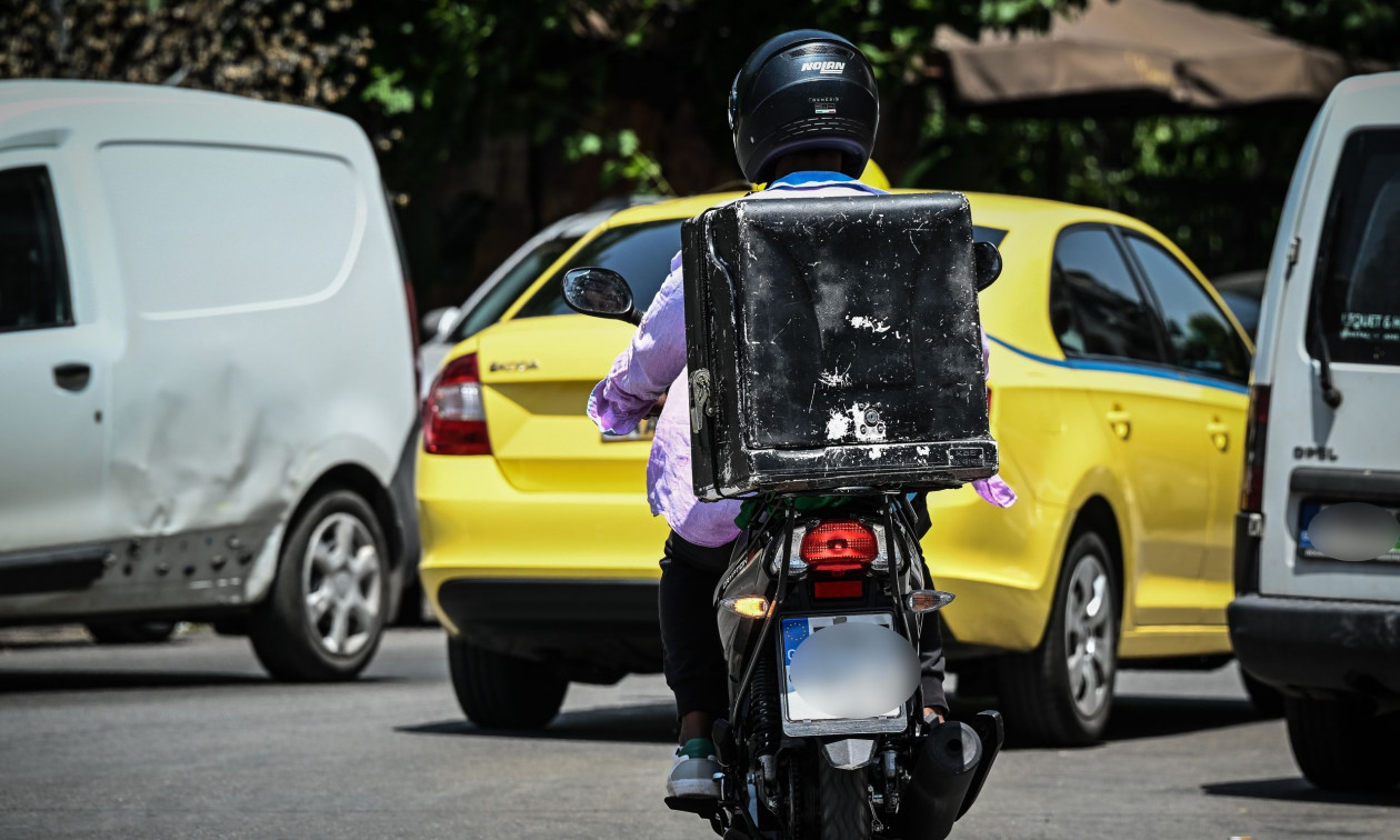 Καύσωνας:-Υποχρεωτικό-«στοπ»-στο-delivery-το-μεσημέρι-της-Δευτέρας-–-Ποιες-ώρες-–-Ποιες-περιοχές