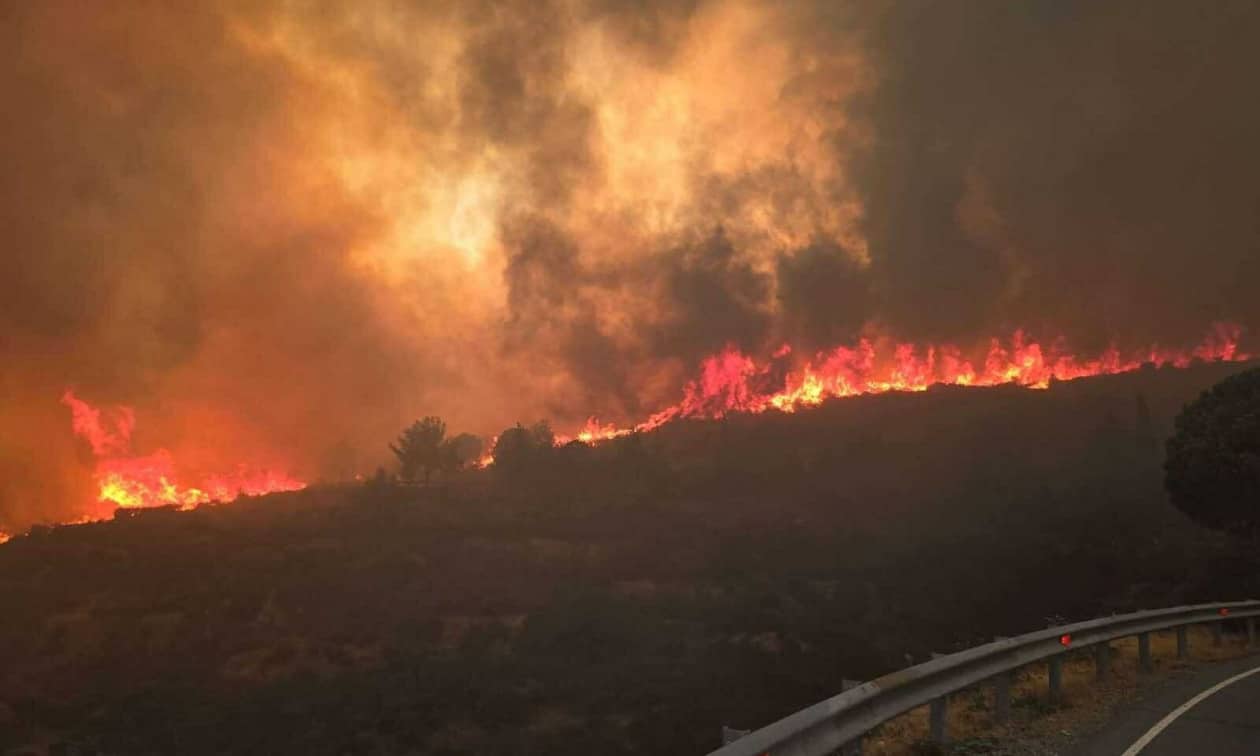 Φωτιά-στην-Κύπρο:-Στις-φλόγες-η-Λεμεσός-–-Δύο-νεκροί,-εκκενώσεις-και-απεγκλωβισμοί-κατοίκων