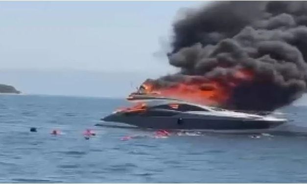 Πριγκηπονήσια:-Φωτιά-ξέσπασε-σε-σκάφος-στο-«λουλούδι»-της-Κωνσταντινούπολης-–-Βίντεο