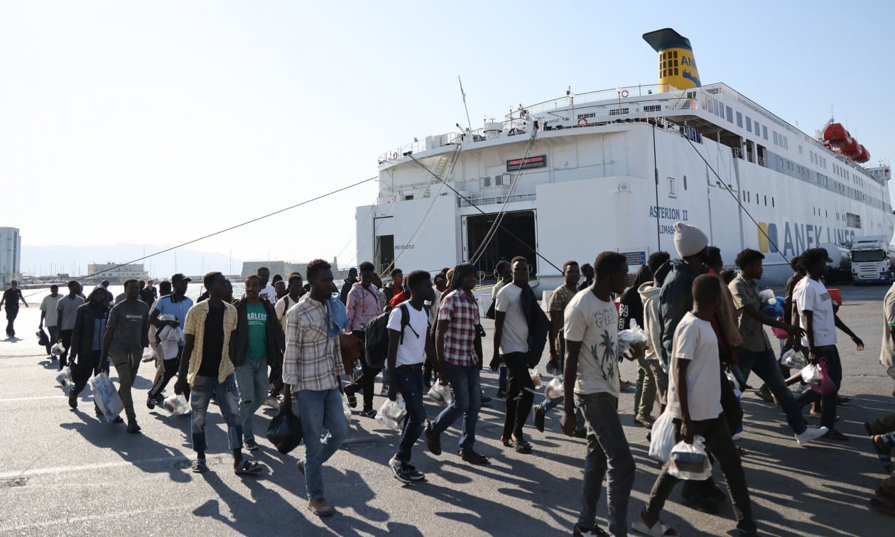 Φεύγουν-με-αρματαγωγό-από-την-Κρήτη-350-μετανάστες