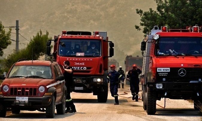 Φωτιά-στη-Δροσοπηγή-Ωρωπού-στα-όρια-με-τον-Διόνυσο-–-Επιχειρούν-δυνάμεις-της-Πυροσβεστικής