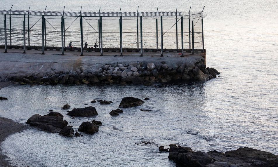 Πενήντα-τέσσερα-παιδιά-κολύμπησαν-από-το-Μαρόκο-στον-ισπανικό-θύλακα-Θέουτα