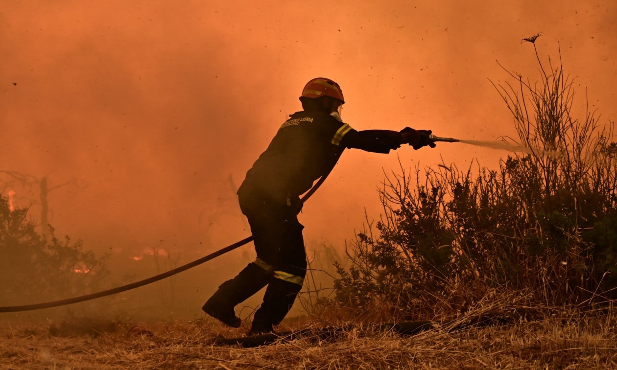 Φωτιά-Τώρα:-Υπό-μερικό-έλεγχο-η-πυρκαγιά-στο-Κορωπί-–-Οριοθετήθηκαν-οι-πυρκαγιές-στην-Λακωνία