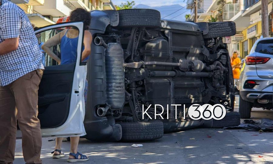 Τροχαίο-στο-κέντρο-των-Χανίων:-Οικογένεια-με-παιδιά-σώθηκε-από-θαύμα-–-Τούμπαρε-το-αμάξι