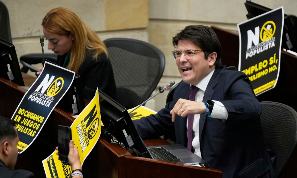 Κολομβία:-12-χρόνια-κατ’-οίκον-περιορισμό-για-τον-συντηρητικό-πρώην-πρόεδρο-της-χώρας