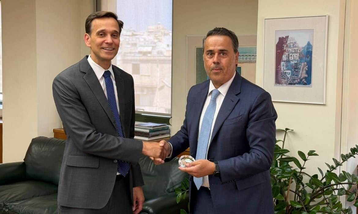 Ο-Παπασταύρου-συναντήθηκε-με-τον-νέο-επιτετραμένο-στην-πρεσβεία-των-ΗΠΑ