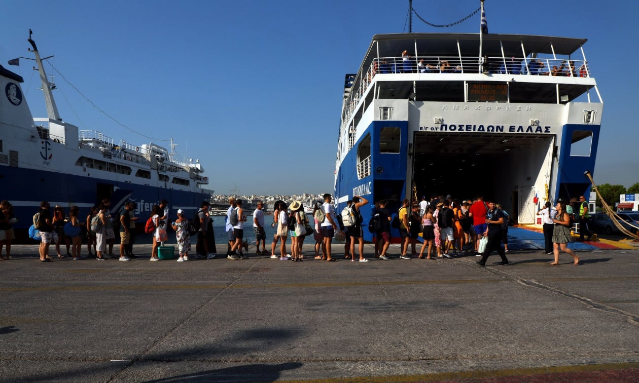 Κάρπαθος:-Αναστάτωση-επικράτησε-στο-λιμάνι-–-Επιβάτης-έπεσε-στη-θάλασσα-κατά-την-άφιξη-πλοίου