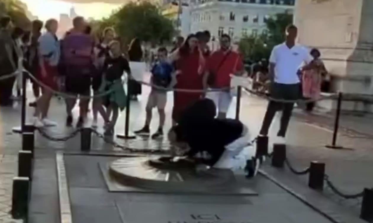 Οργή-στη-Γαλλία:-Άνδρας-αναψε-τσιγάρο-από-τη-φλόγα-στον-Τάφο-του-Αγνώστου-Στρατιώτη