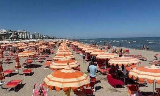 Ιταλία-–-Άδεια-τουριστικά-θέρετρα:-Κλειστές-ομπρέλες-και-άδειες-ξαπλώστρες:-«Ούτε-στον-κορονοϊό»