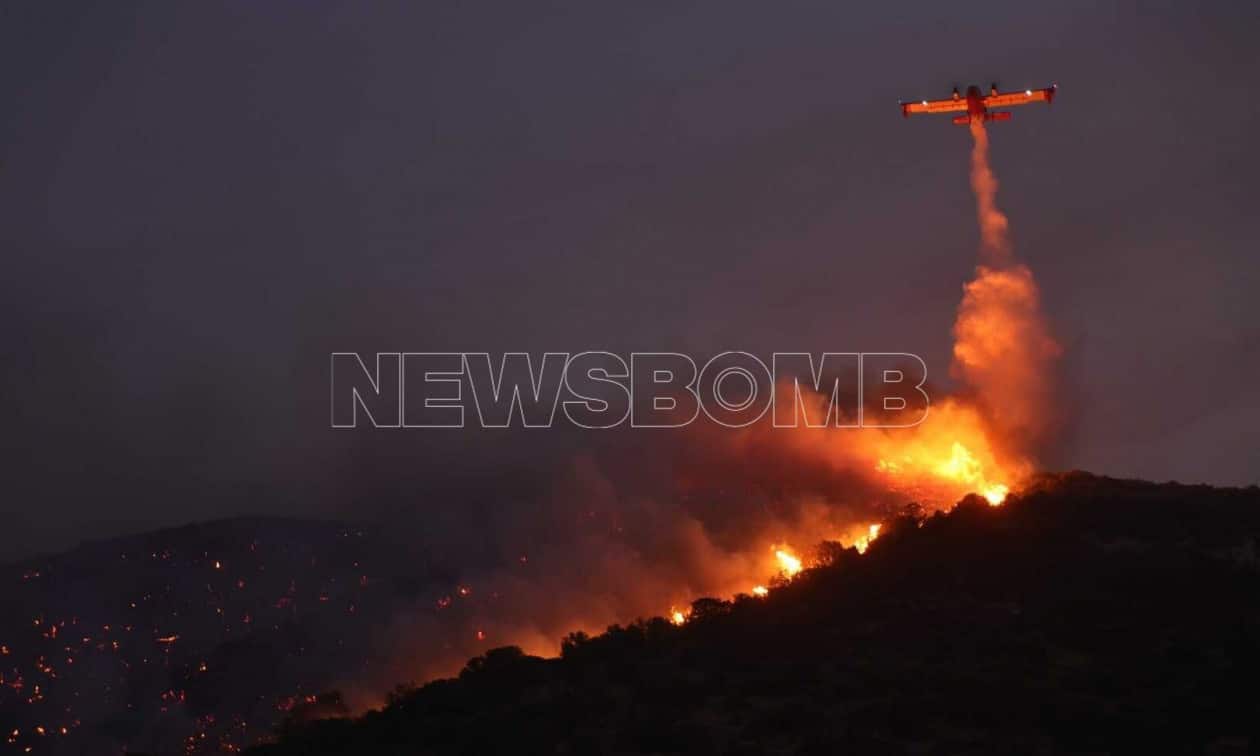 Παλαιά-Φώκαια:-Οι-πιλότοι-των-canadair-συνέχισαν-τις-ρίψεις-νερού-και-μετά-τη-δύση-του-ηλίου!