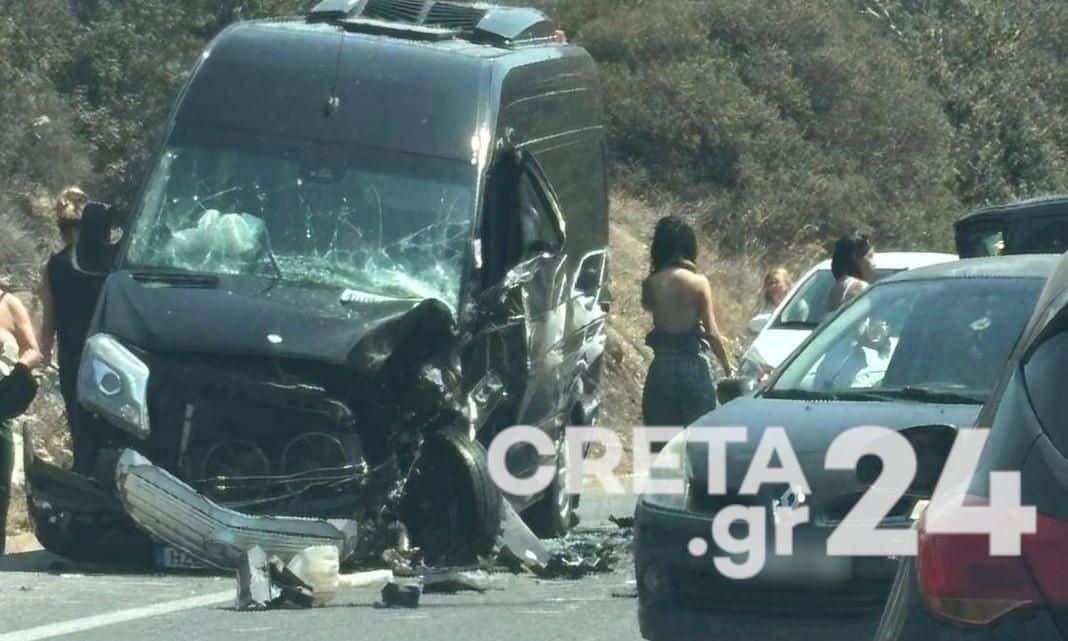 Τροχαίο-ατύχημα-με-εμπλοκή-τουριστικού-βαν-στον-ΒΟΑΚ-–-Ένας-σοβαρά-τραυματίας