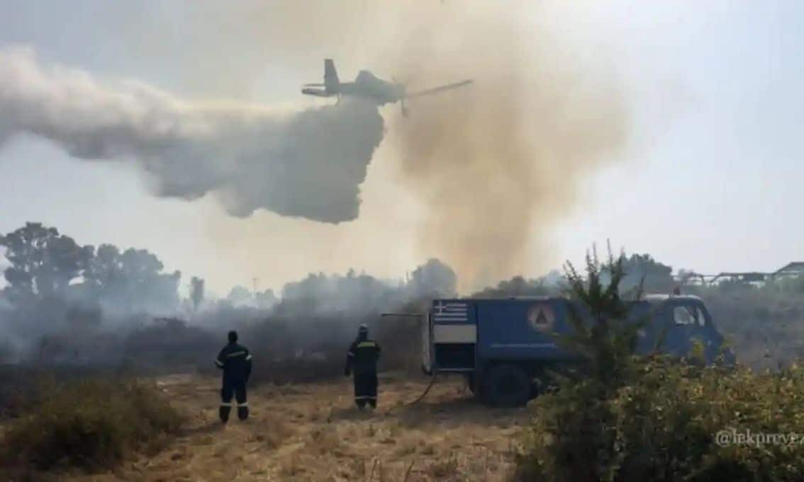 Φωτιά-στην-Πρέβεζα:-Απομακρύνονται-ηλικιωμένοι-–-Κάηκαν-τουλάχιστον-δύο-σπίτια